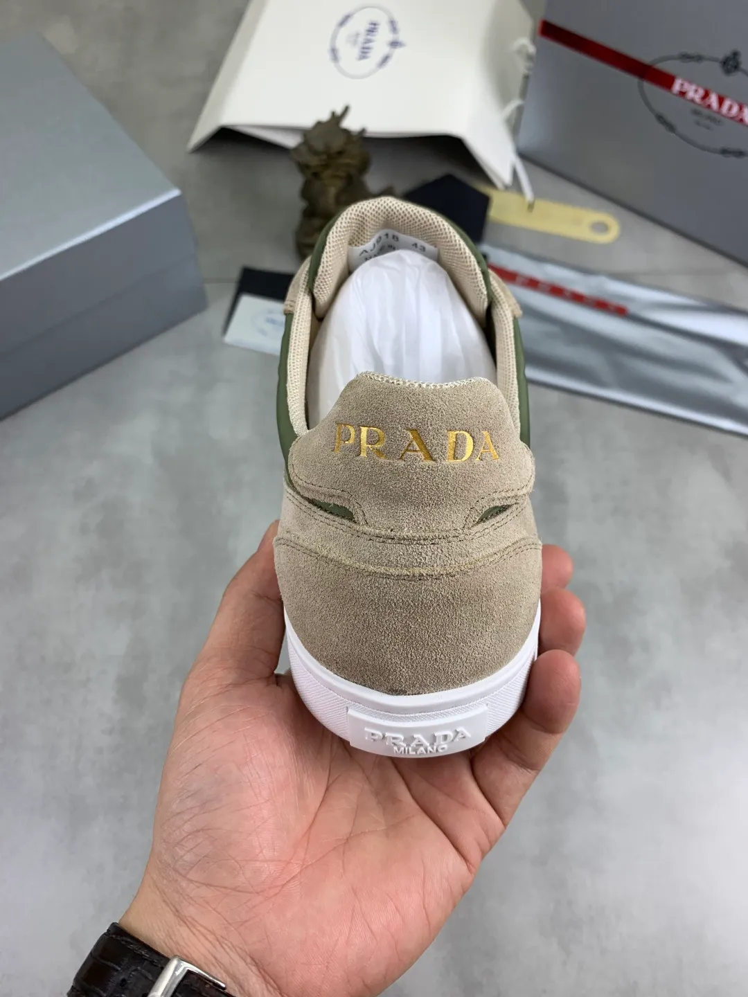 Men's shoes 💰P560💰[New model] The top version is available on the official website, 🆘 The trendy brand (Prada) mainly promotes the popular model, avant-garde and versatile fashionable men's shoes, private version mold opening, cowhide surface splicing 1:1.. Stylish and simple, original imported cowhide lining cowhide feet; the atmosphere and personality are more fashionable, eye-catching and pursuing class. It will subvert the old idea and be a must-have for fashionistas with you! Must keep it for yourself! Tall and comfortable, large and low, high-end quality workmanship. Official website’s new high-end outsole. Size: 38-45. Multiple colors available.